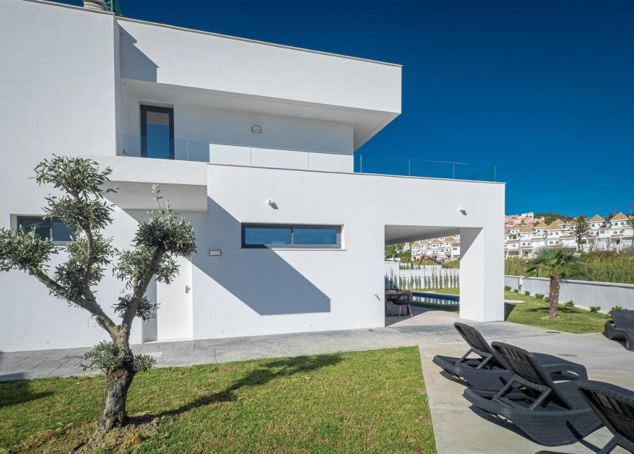 Villa Moderne Proche De La Mer Манилва Экстерьер фото
